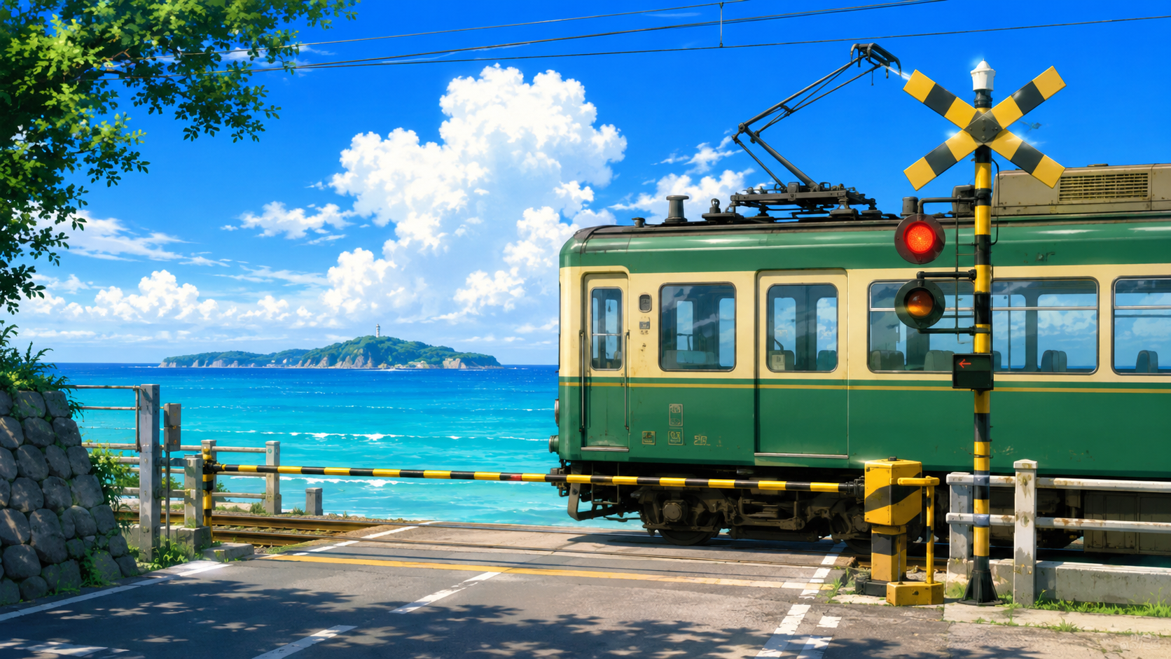 海辺の踏切を緑とクリーム色の路面電車が横切る、青空と海を背景にした湘南の風景